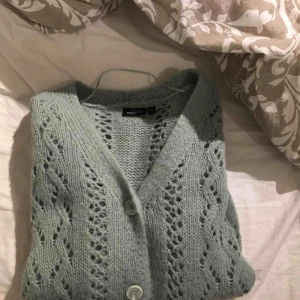  - Såååå fin stickad kofta från kappahl! Denna är i XL och jag har oftast XS/s och denna är superfint oversized💞💞fick en liknande därför säljer jag