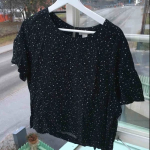  - Skitsnygg stjärntröja i ett lätt och luftigt material! Skriv för frågor eller mer bilder :) 