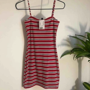  - Randig klänning, aldrig använd 