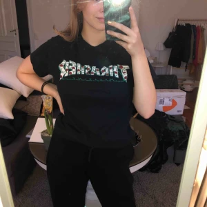  - Säljer min favorit thrasher tröja pga får inte tillräckligt med kärlek. Super fin!!!! Köpt på vans i Stockholm, 100% äkta. Finns att hämta i Linköping, men fraktar även, då står köparen för frakten. Betalning sker via swish 