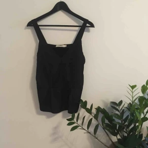  - svart linne i 50% polysester och 50% viskos från Carin Wester! använd 1 gång! frakten är inräknad ✨