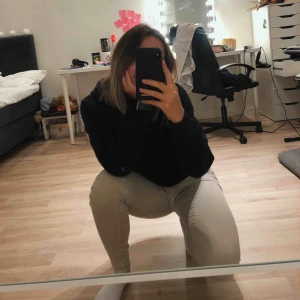  - Super fina beige byxor från bubbleroom🤩 Använda en gång då jag inte föredrar byxor som sitter tajt, men annars är dom jätte fina. Materialet är ganska stretchigt vilket gör att dom sitter superfint på:) frakt ingår i priset😚