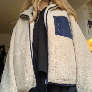  - Mysig fleecejacka inköpt i november för 1300 kr. Använd men hel och ren! Väldigt rymlig och härlig. Möts upp i Malmö eller skickas mot fraktkostnad. 