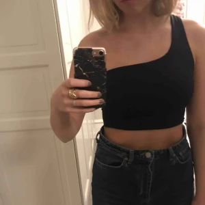  - Bekvämt svart one shoulder linne från Bershka. Aldrig använt. Fraktar eller möts upp i Stockholm