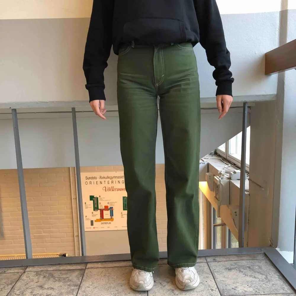 Ett par raka lite längre militärfärgade jeans, riktigt bra skick använda ca 2-3gånger bara. Sitter såhär på mig som är 166cm. Frakt 50kr om man inte kan mötas upp i Karlstad. Jeans & Byxor.