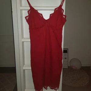  - Röd Figursydd spets Klänning. Aldrig använd.        