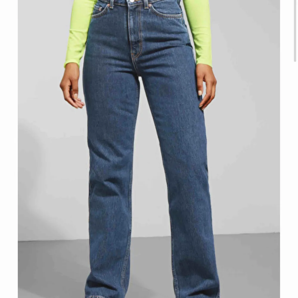 favorit jeansen som har blivit för små för mig:( i perfekt skick! Modellen row! Är avklippta ner till🥰 passar till allt och är så bekväma. Tveka inte att fråga!. Jeans & Byxor.