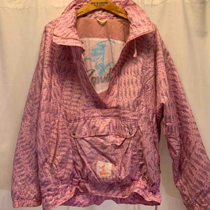  - Luhta powder ski 80-tals jacka, storlek 42 oversized. Jackan är i mycket gott skick, kan hämtas i Uppsala eller skickas mot fraktkostnad.