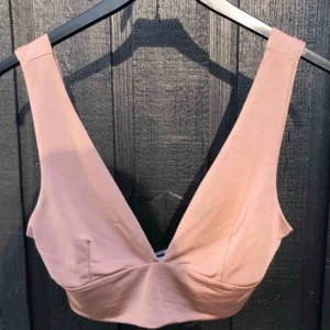  - Topp från missguided i storlek small  Säljes för 80kr+frakt  Betalning sker via swish och jag postar endast