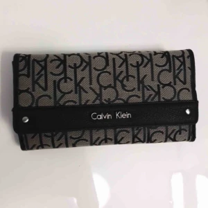  - Kuvertväska från Calvin Klein