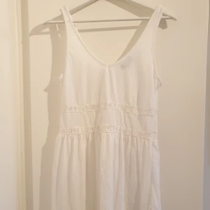  - Klänning med virkade detaljer från BikBok. Frakt tillkommer! 