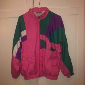  - tja! detta är en ascool  converse windbreaker köpt på beyond retro för cirka 2 år sedan, säljer då jag bytt stil ganska rejält. hur skön som helst! bara att skriva om du undrar något!