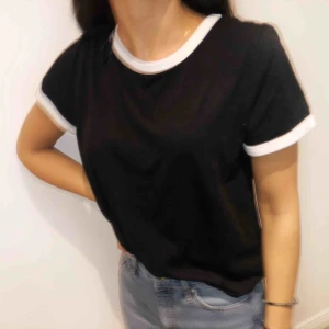  - Basic T-shirt som passar perfekt till vardagen!