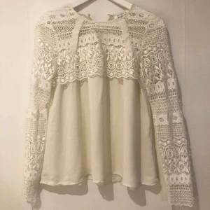  - Cream vit blus från Nelly.  Priset är exklusive 📦 frakt. 