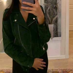  - Jättefin Grön mockajacka i strl S!
