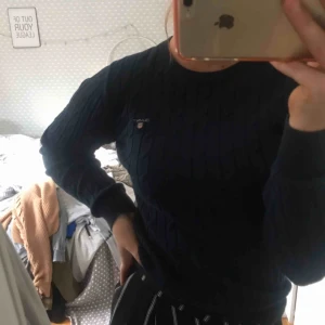  - En kavelstickad mörkblå tröja från Gant. Använts lite men inget som märks på plaget. Tröjan har mjukt och skönt material. Frakt 50kr