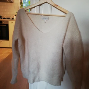  - Lurvig krämvit tröja som man kan ha lite off shoulder eller bara som v ringad. Lite smånopprig 