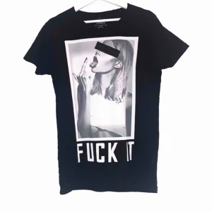  - Asball T-shirt, knappt använd. 