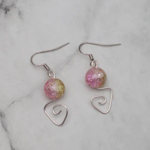  - Fina örhängen med tvåfärgade glaspärlor. Nickelfria.