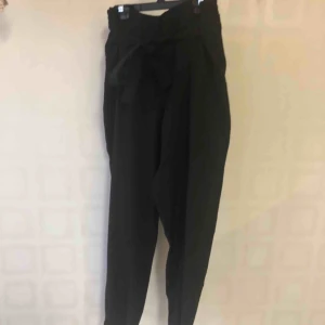  - Kostymbyxor från lager 157, användbar 1 gång. Säljer då dom tyvärr är förstora för mig. Jättesköna och super snygga! Frakten blir 65kr 