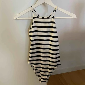  - Body från pull and bear. Lite slitningar på knapparna undertill (som ni ser på andra bilden). Annars i bra skick! 