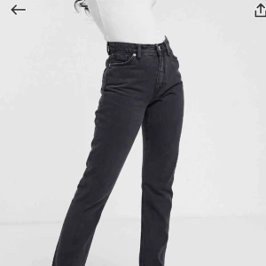  - Säljer dessa sprillans nya jeansen från Monki, i modellen kimono!  Säljer då jag har liknande men har tagit bort lappen så kan ej lämna tillbaka!   Storlek: W28   Köparen står för frakten! 🥰