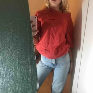  - INTRESSEKOLL ang min patagonia tröja. Säljer den pga behöver pengarna. Köpte denna tröja för drygt 450kr. Använder den som en oversize tröja då jag älskar det. Tröjan har även ett stort trygg som då är loggan.