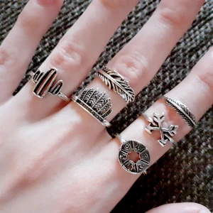 - 6st ringar-exotic set! Material: silverfärgad metall Märke: Trendy forest Frakt: 11:-