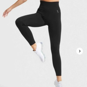  - Världens skönaste gymsharktights (säljs då jag har dubbletter) de har inte använts under träning ännu! 🤗 Högst upp på innerlåret är det ett knappt 1 cm stort hål som är igensytt och detta skedde inte pga dålig kvalité, men därav nedsatt pris! 