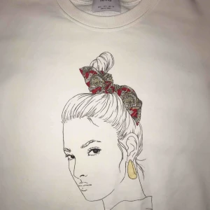  - Cool tröja, jag är S/M men tröjan funkar perfekt som oversize 🥰 köparen står för frakten