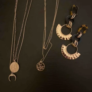  - Två fina guldhalsband och ett par örhängen. Allt för 40 eller 20kr/st. Frakt tillkommer (20kr) 🌟