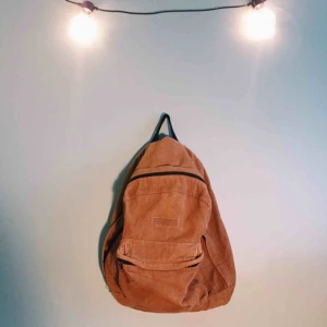  - Ryggsäck från Rocky i Manchester. Saknar loggan fram men har lapp inuti som visar att den är från Rocky. I mycket gott skick!  Den som ger mest får den, nu uppe 200!