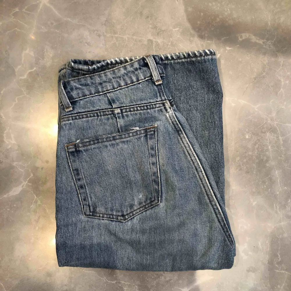 Säljer mina skitsnygga Ace high wide jeans i strl 25/32 från Weekday. Färgen heter san fran blue och jeansen är i jättefint skick. Köpare står för frakt eller så möts vi upp i sthlm🌟 . Jeans & Byxor.