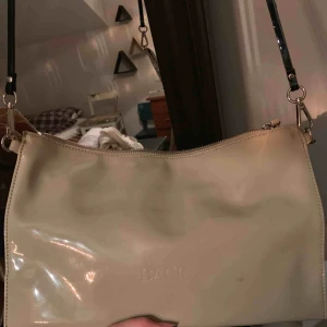  - Pastelgrön axelremsväska från BACK. Tyvärr har en lite hundvalp bitit på ena remmen som ni ser på bilden, därav billigare än original (1700kr) <3