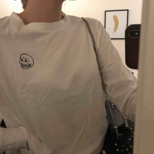  - Långärmad tröja från Cheap Monday. 🤪 Den är lite kortare i modellen men passar till allt! Oanvänd. 💕👊🏼