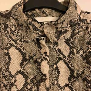 Skjorta/blus ifrån HM   Storlek 36  Snake imitation  Säljer pga använder inte längre 