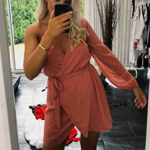  - Rosa klänning från Linn Ahlborg x nakd. (Tagen bild). Använd en gång. Köparen står för frakten!