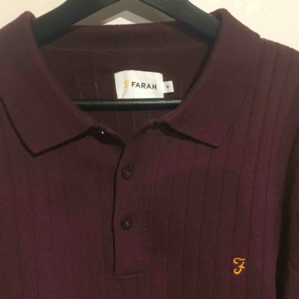 Mörklila polotröja köpt på Urban Outfitters, från märket Farah. Nypris ca. 800 kr, använd en gång så felfri. . T-shirts.