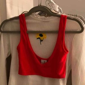  - Asball bralette eller en kortare top från asos i as snygg röd färg (ribbad o vringat) tyvärr för stor för mig (ser längre ut än vad den är!) hör av dig 💕💕