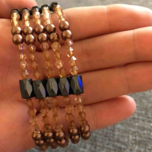  - - [ ] Smycken i magnetisk hematit  •Är snygg att använda som halsband eller armband •92 cm långt •Nytt •50 kr(📮FRI frakt) 🚫Djurfritt och rökfritt hem 