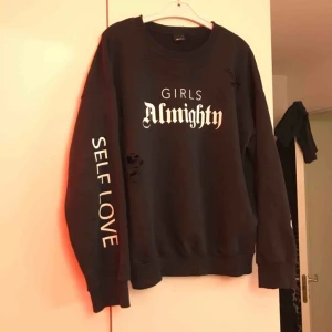  - Snygg tröja från Gina tricot med coola citat och slitningar, 150kr inkl frakt 🌟