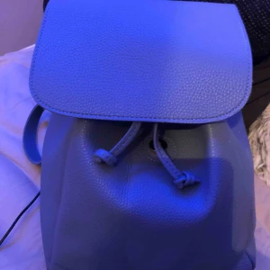  - Babyblå väska, medium storlek.