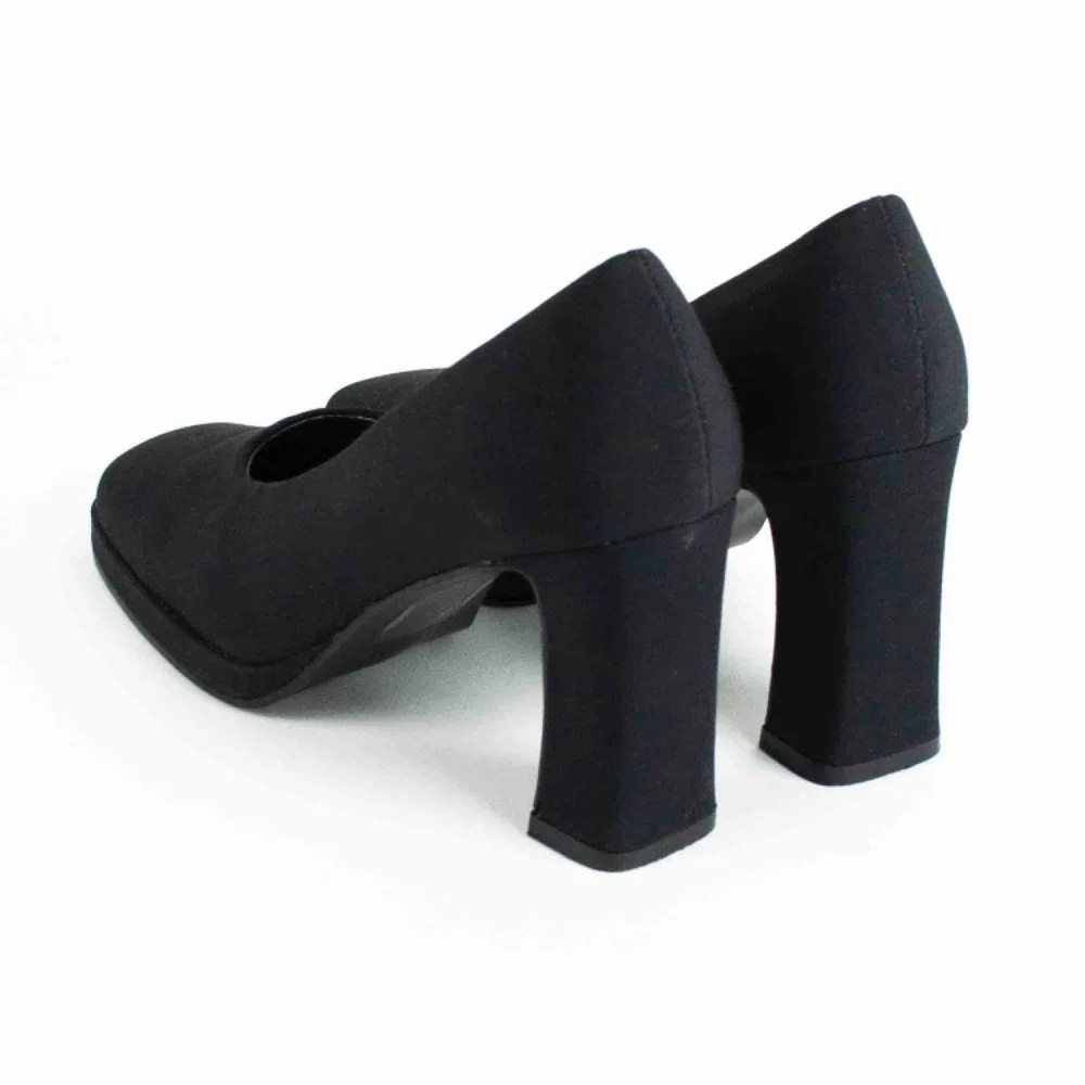 Vintage 90s nylon block heel square toe pumps in black Label: 37, feels a bit smaller though like 36 - 36.5. Judged by a person with size 38 Free shipping! Ask for the full description! No returns!. Skor.