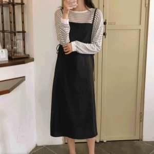  - En klänning i sidenimitation. Fin som layering eller bara som den är. Oanvänt skick. Knytes på sidorna frakt ingår ❣️