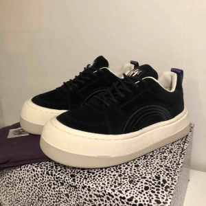  -  Helt NYA och oanvända Eytys Sonic i stl 36, säljer då dom tyvärr är för små för mig:( Dustbag och box medföljer.                                         Kan mötas upp eller posta där köparen står för frakten.  Skriv för fler bilder eller frågor!!:) 