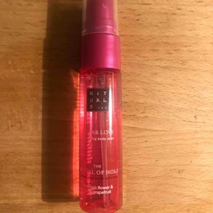  - Bodymist från Rituals, i doften “flamingo flower & pink grapefruit” så fräsh och perfeeekt att ha i väskan. 