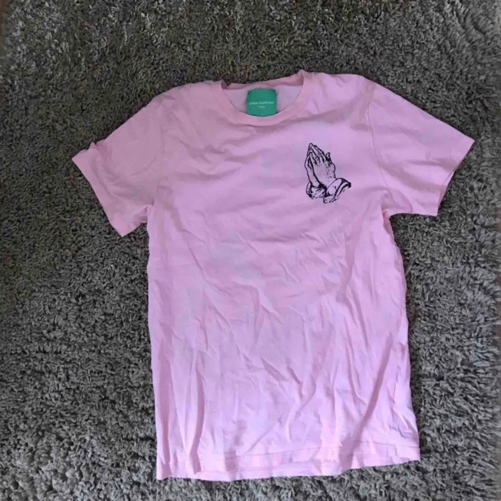 Urbanoutfitters  Riktigt fet rosa t-shirt   Köparen står för frakt 63kr. T-shirts.