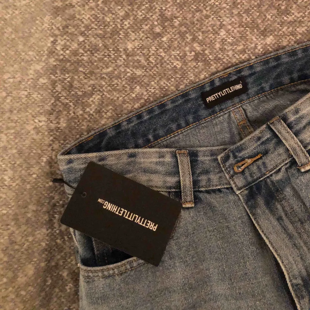 Sjukt snygga jeans från PrettyLittleThing. Beställde tyvärr hem fel storlek & hoppas på att de kan klä någon annan bättre. 🥰. Jeans & Byxor.