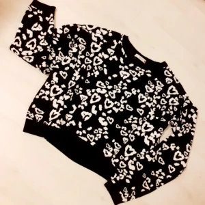  - Urfin mönstrad mysig och lite cropped tröja från dilVin❤Tröjan är i normalt begagnat skick o passar S, men även XS beroende på hur tajt/löst man vill ha tröjan. Inga fläckar eller så, men viss nopprighet förekommer-dock inget som stör helhetsintrycket av detta superfina plagg! Normalt begagnat skick! Hämtas i Täby(kan även fraktas).