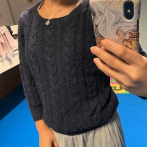  - Kort i ärmar. Använd fåtal gånger köpt från H&M. 100kr med frakten inräknad. 